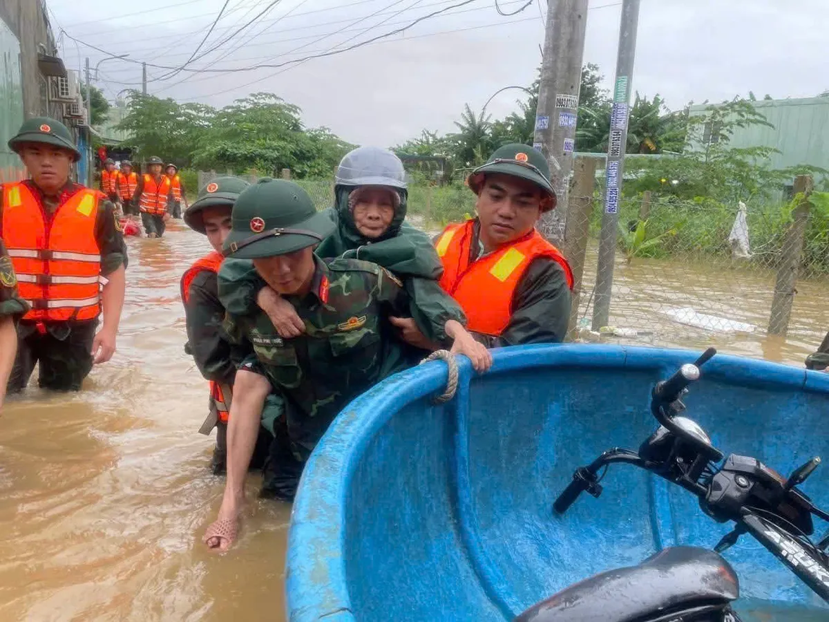 Đà Nẵng: Khẩn trương sơ tán dân tại khu dân cư Mẹ Suốt bị ngập sâu - Ảnh 2.