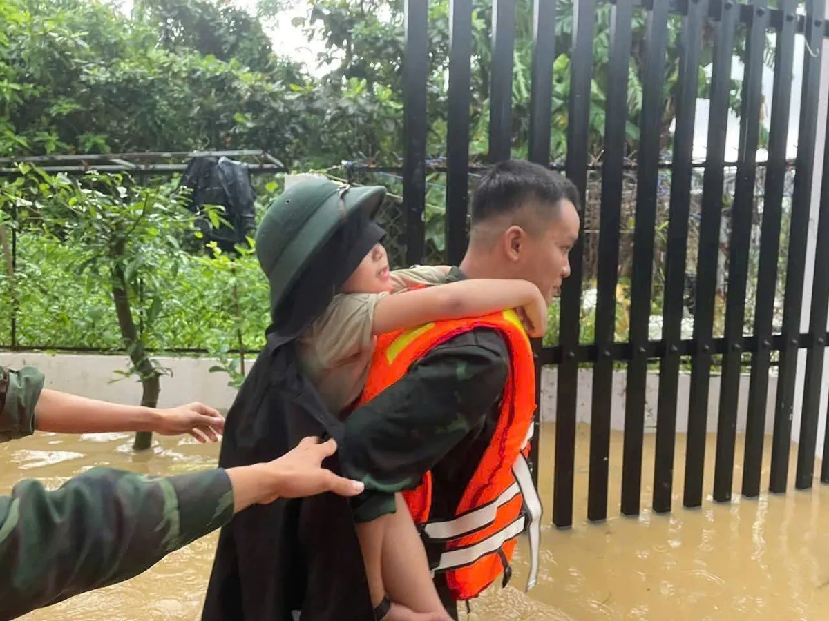 Đà Nẵng: Khẩn trương sơ tán dân tại khu dân cư Mẹ Suốt bị ngập sâu - Ảnh 3.