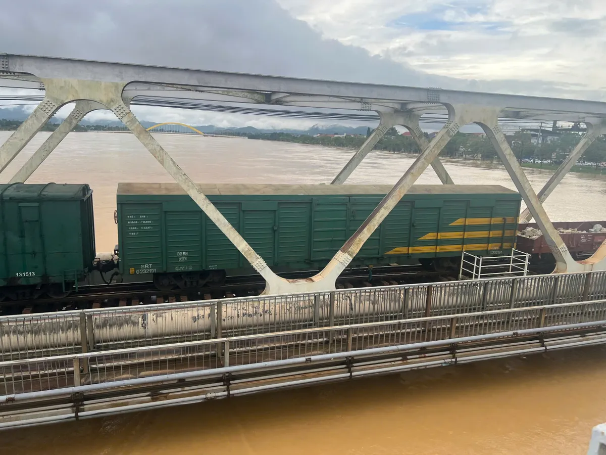 Đường sắt điều 18 toa tàu giữ cầu ở Huế, ngừng nhiều chuyến tàu vì nước lũ lên cao - Ảnh 2.