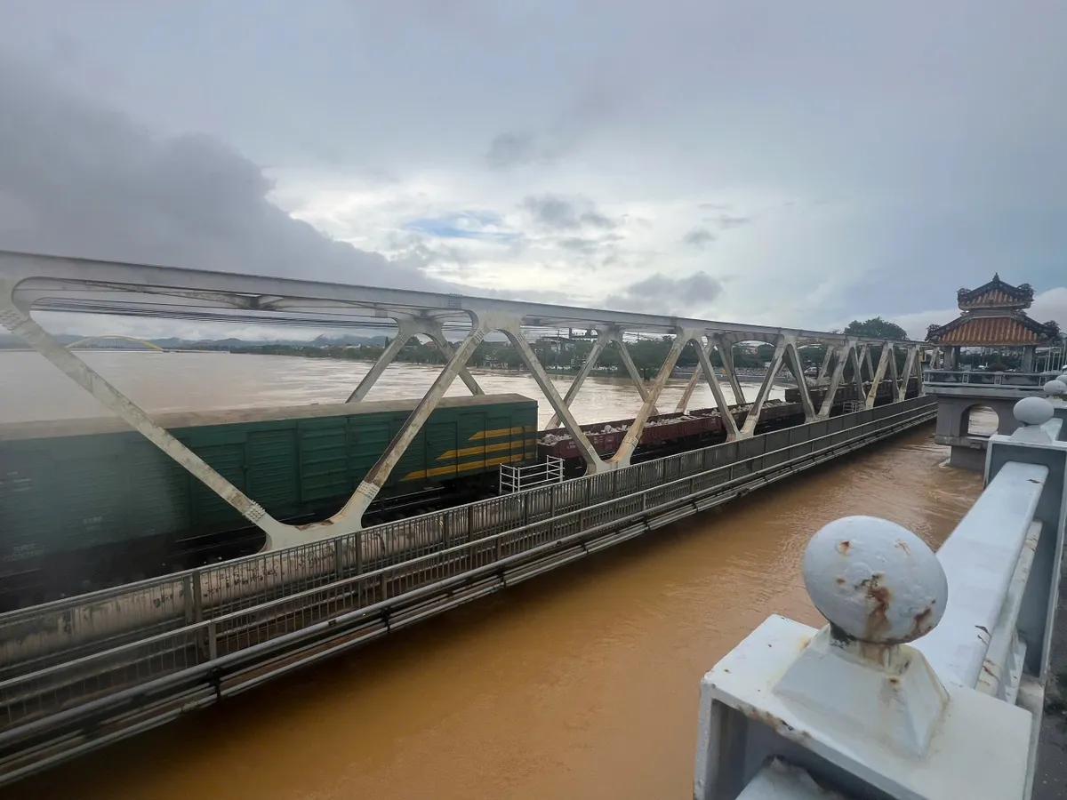 Đường sắt điều 18 toa tàu giữ cầu ở Huế, ngừng nhiều chuyến tàu vì nước lũ lên cao - Ảnh 1.