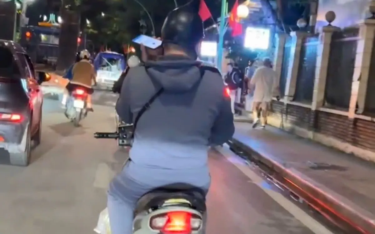 Hình ảnh thanh niên sử dụng điện thoại di động khi đang điều khiển xe được người dân ghi hình.