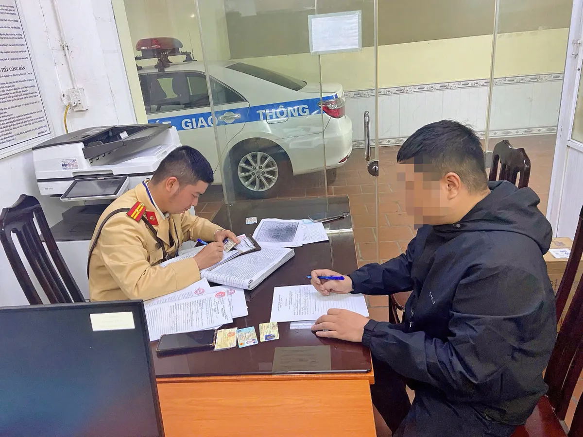 Hà Nội: Xử phạt thanh niên vừa điều khiển xe vừa sử dụng điện thoại di động - Ảnh 1.