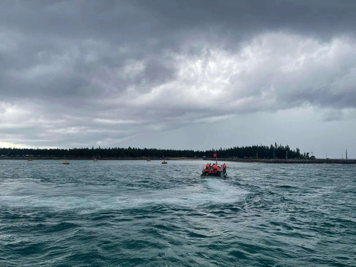 Khánh Hòa: Đặc khu Trường Sa sẵn sàng đón tàu ngư dân tránh trú bão Kalmaegi - Ảnh 2.