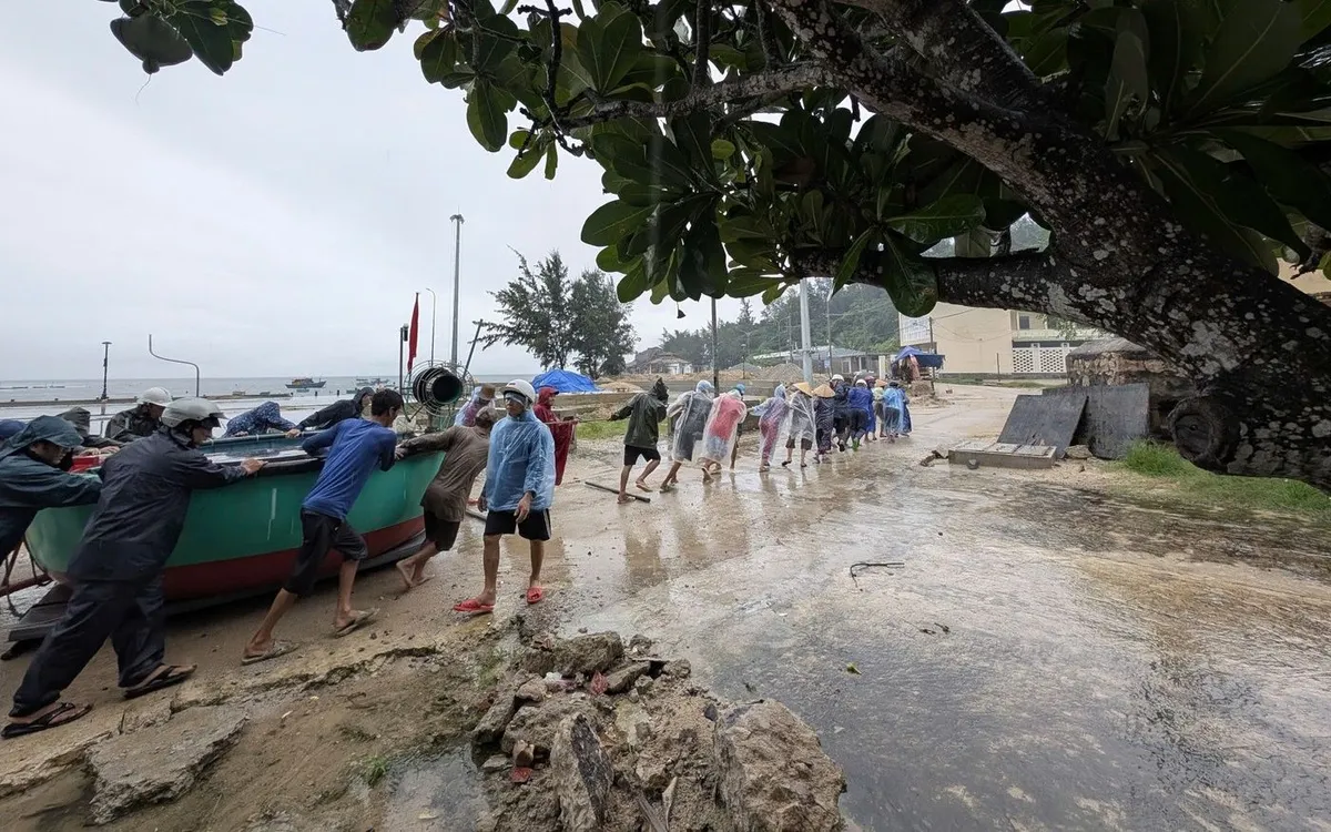 Người dân vùng biển tỉnh Gia Lai triển khai các công tác phòng chống bão.