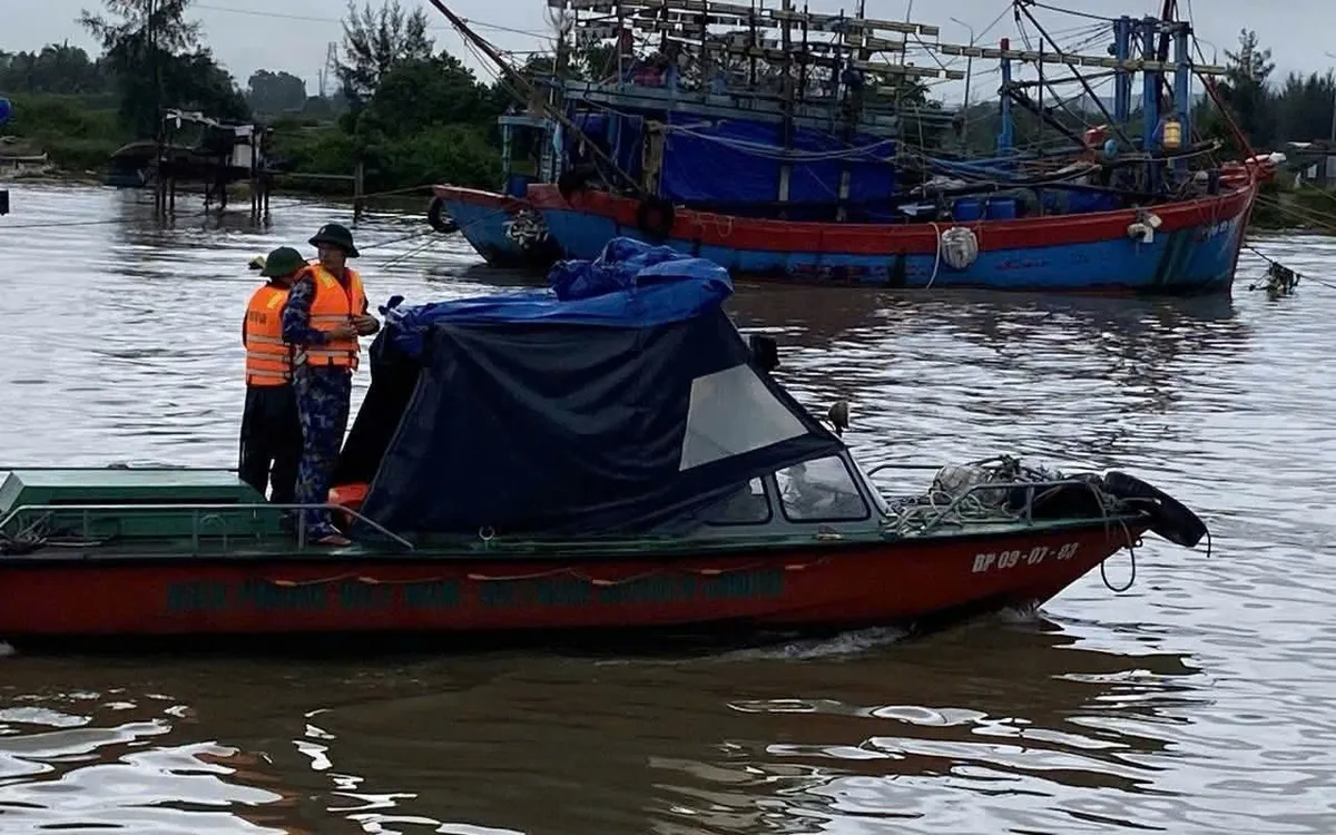 Hải đội 2, Bộ đội Biên phòng tỉnh Quảng Ngãi phối hợp tìm thấy thi thể nạn nhân bị nước lũ cuốn trôi.