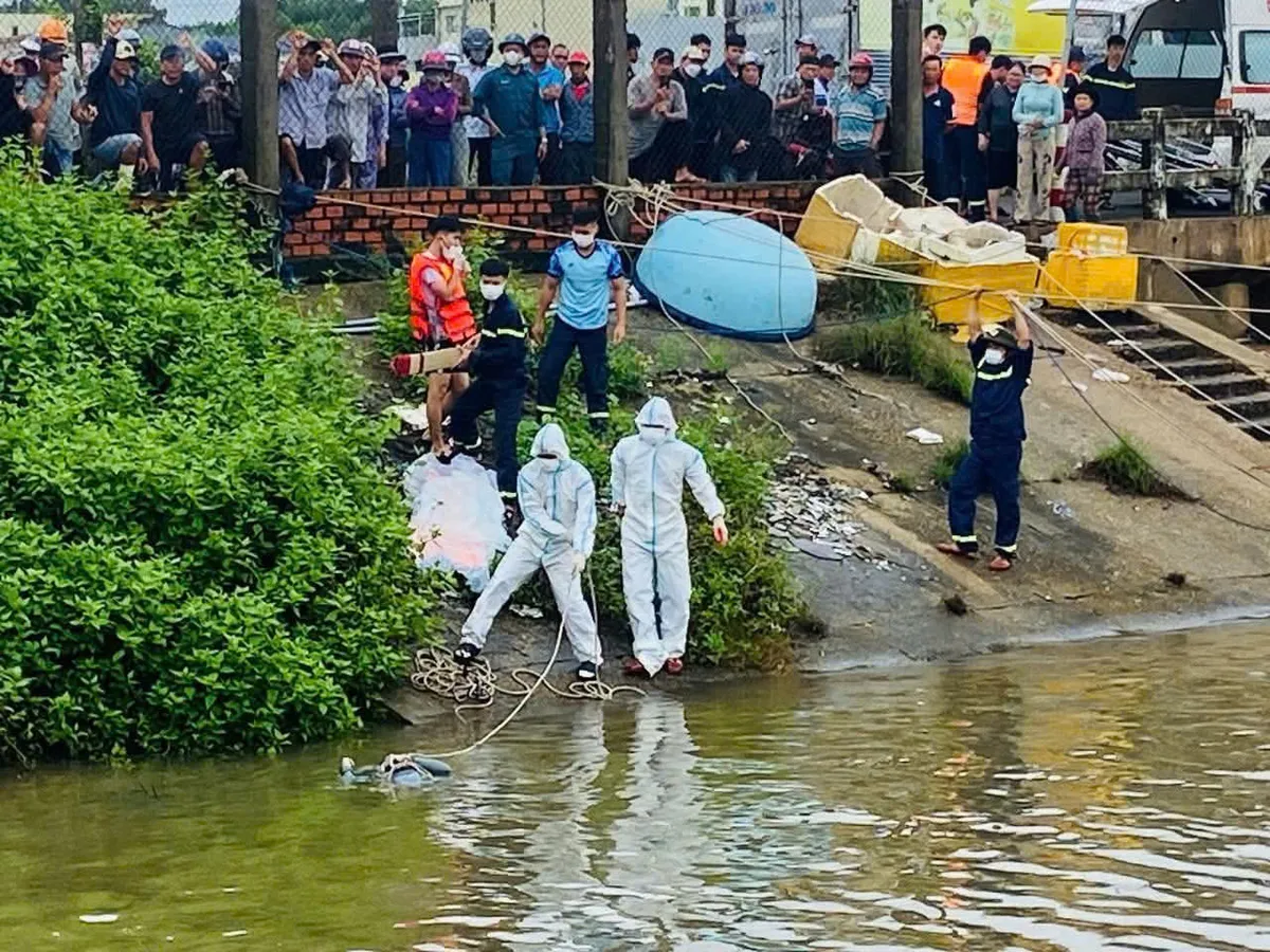 Hải đội 2, Bộ đội Biên phòng tỉnh Quảng Ngãi phối hợp tìm thấy thi thể nạn nhân bị nước lũ cuốn trôi - Ảnh 2.