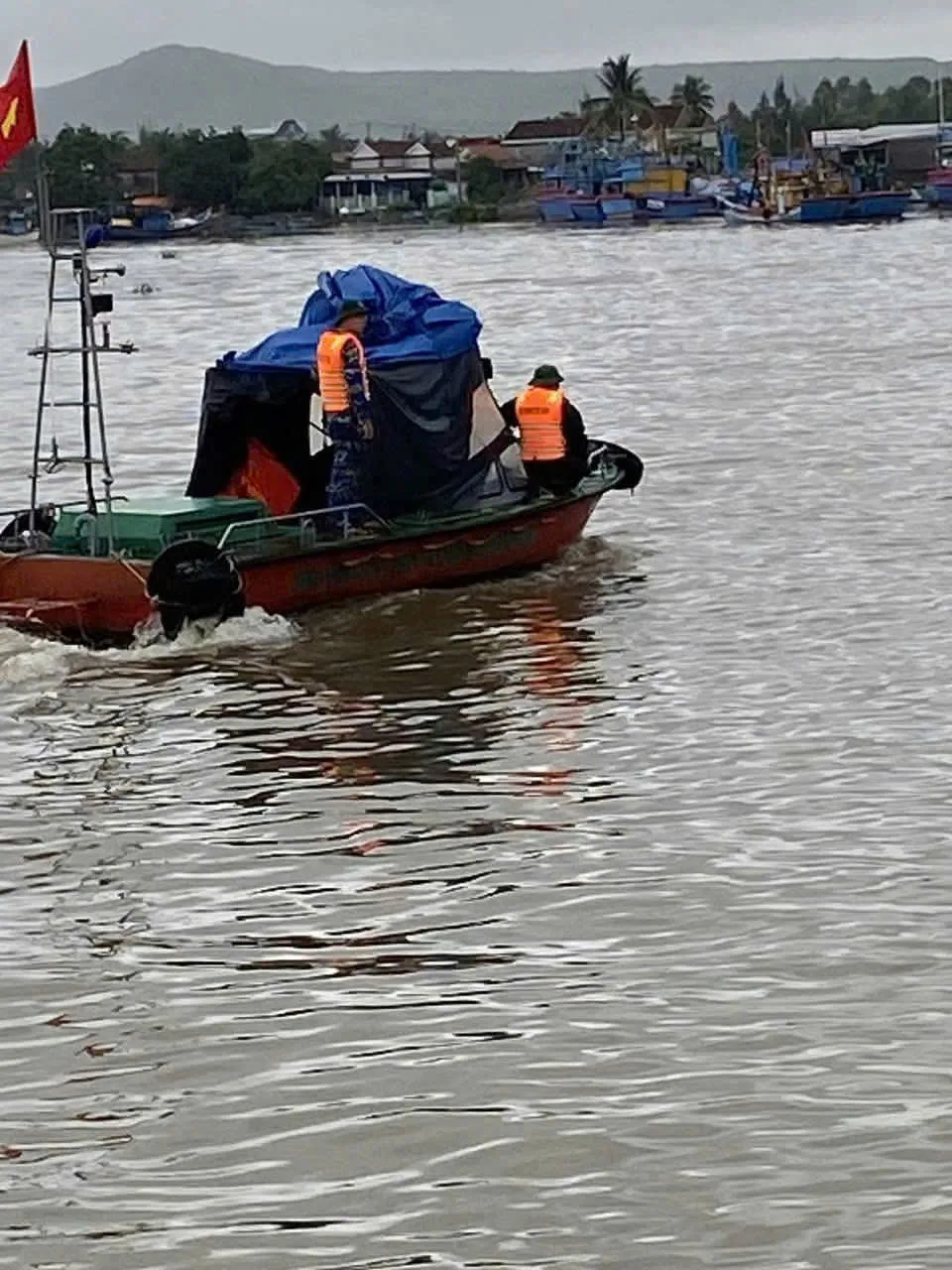 Hải đội 2, Bộ đội Biên phòng tỉnh Quảng Ngãi phối hợp tìm thấy thi thể nạn nhân bị nước lũ cuốn trôi - Ảnh 1.