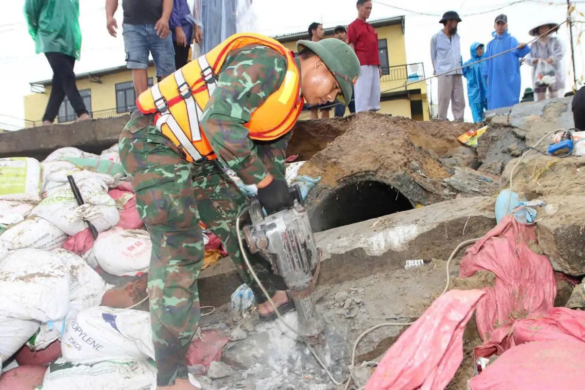 Đà Nẵng: Sư đoàn 315 chủ động giúp dân ứng phó bão số 13 - Ảnh 3.