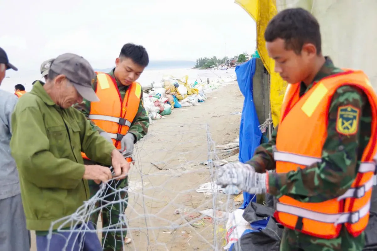 Đà Nẵng: Sư đoàn 315 chủ động giúp dân ứng phó bão số 13 - Ảnh 2.