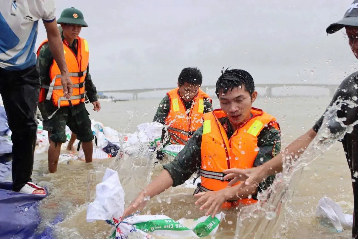 Đà Nẵng: Sư đoàn 315 chủ động giúp dân ứng phó bão số 13 - Ảnh 4.