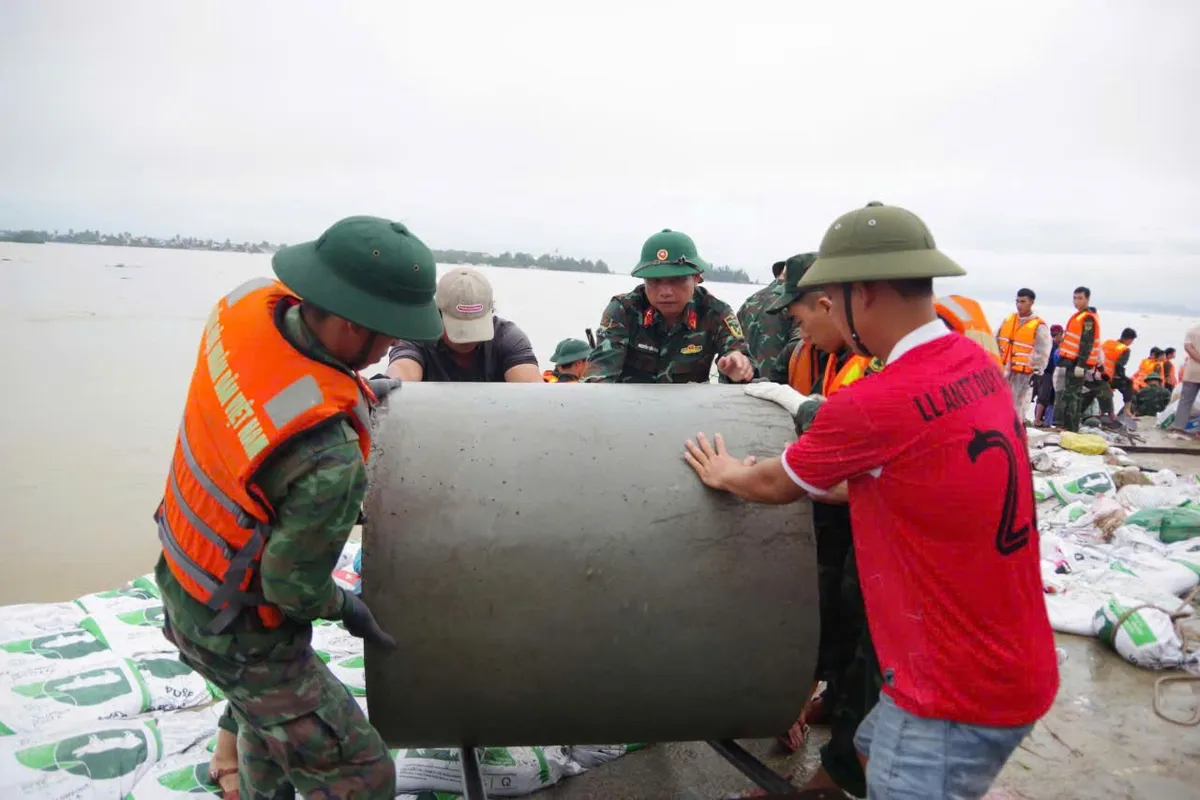 Đà Nẵng: Sư đoàn 315 chủ động giúp dân ứng phó bão số 13 - Ảnh 1.