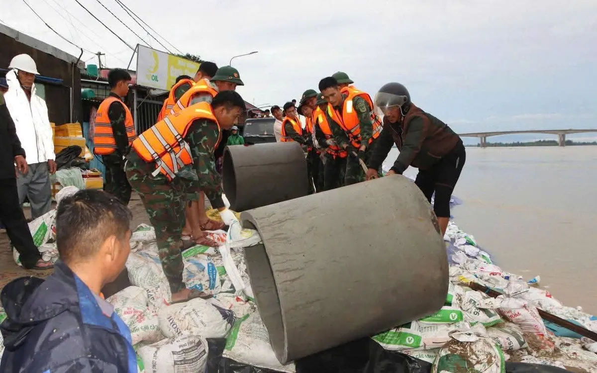 Sư đoàn 315 chủ động giúp dân ứng phó bão số 13.