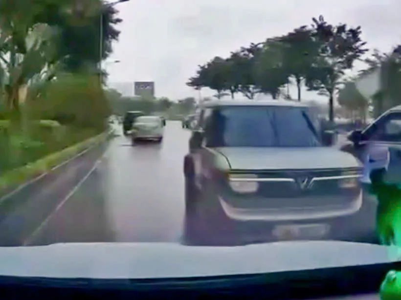 Hà Nội: Xử phạt nữ tài xế ô tô đi ngược chiều trên đường Võ Chí Công - Ảnh 1.