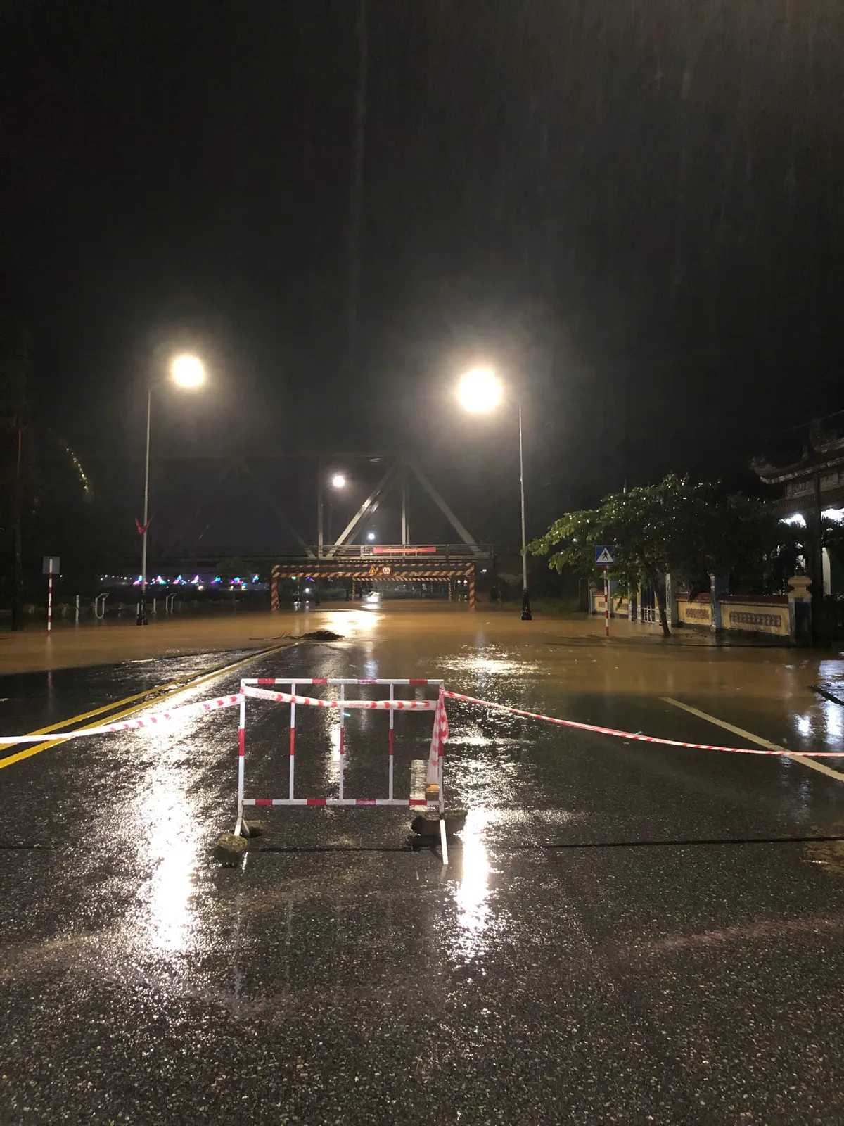 Cảnh báo khẩn: Lũ trên các sông ở Quảng Trị sắp đạt đỉnh, đồng loạt vượt báo động 3 - Ảnh 2.