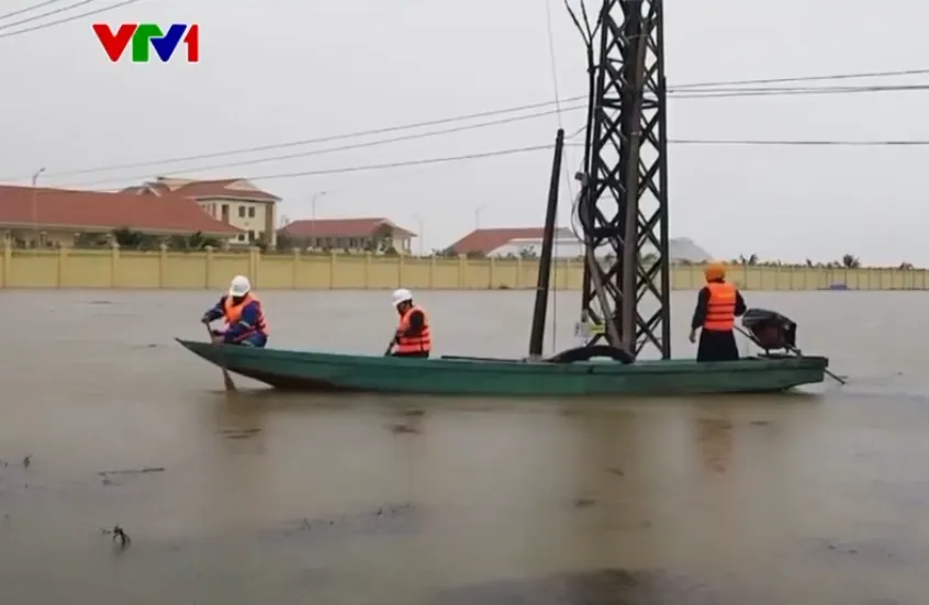 Miền Trung khẩn trương ứng phó bão Kalmaegi sau những ngày oằn mình vì lũ- Ảnh 5.