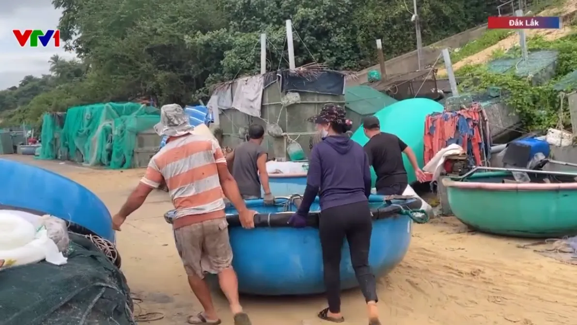 Miền Trung khẩn trương ứng phó bão Kalmaegi sau những ngày oằn mình vì lũ- Ảnh 2.