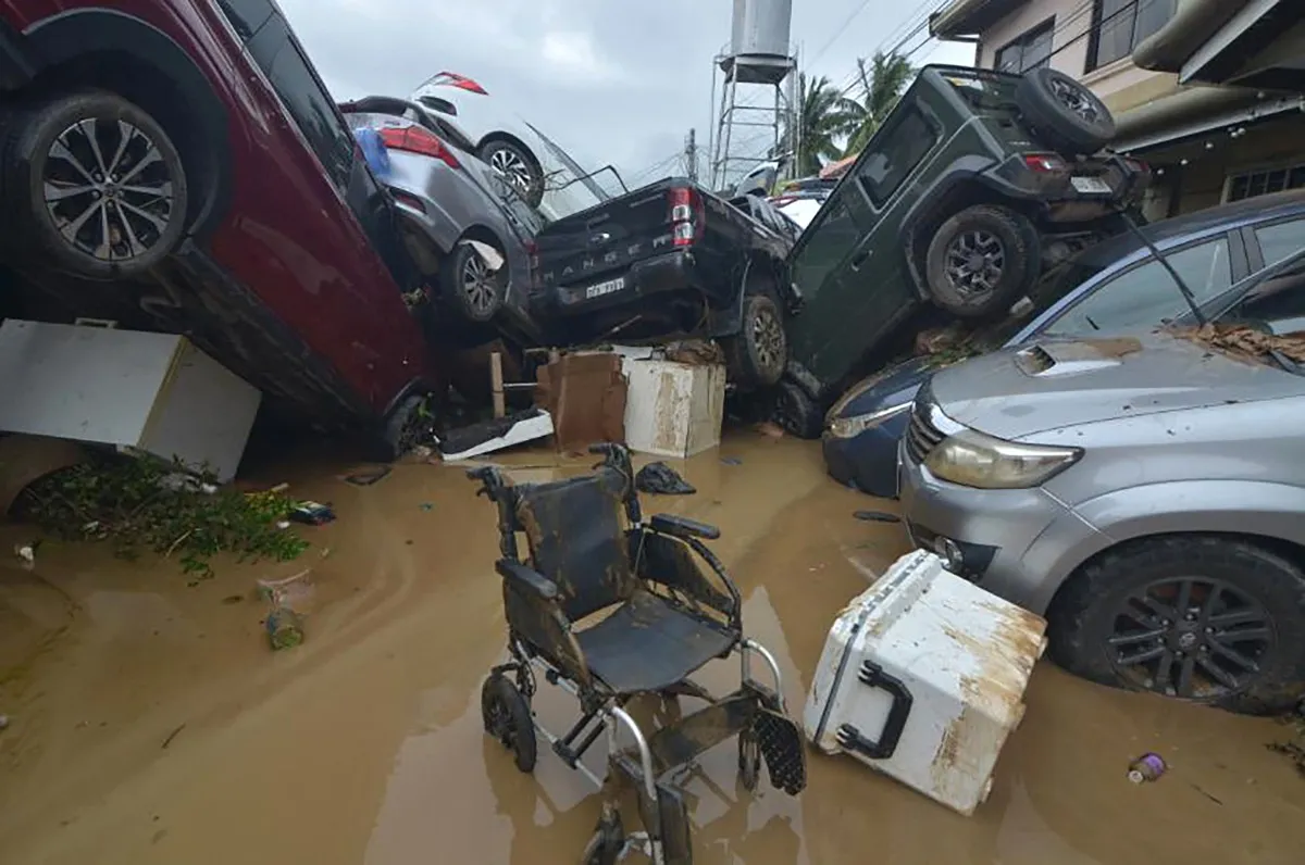 Bão Kalmaegi nhấn chìm đường phố Philippines, nhiều người dân tránh lũ trên mái nhà - Ảnh 2.