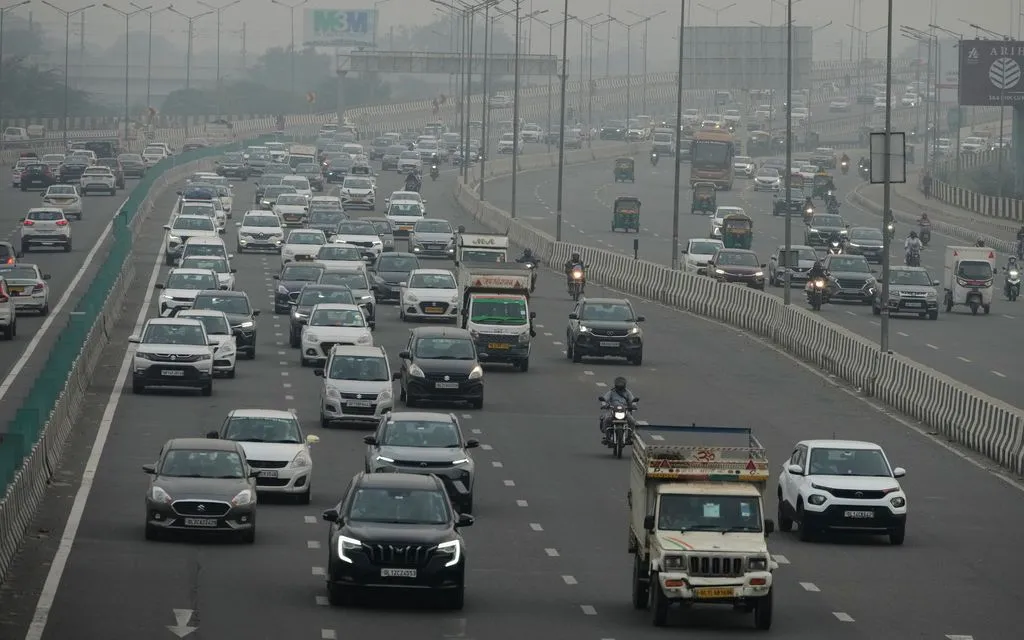 Phương tiện di chuyển dưới lớp khói bụi ô nhiễm tại New Delhi, Ấn Độ, ngày 28/10/2025. (Ảnh: AP)