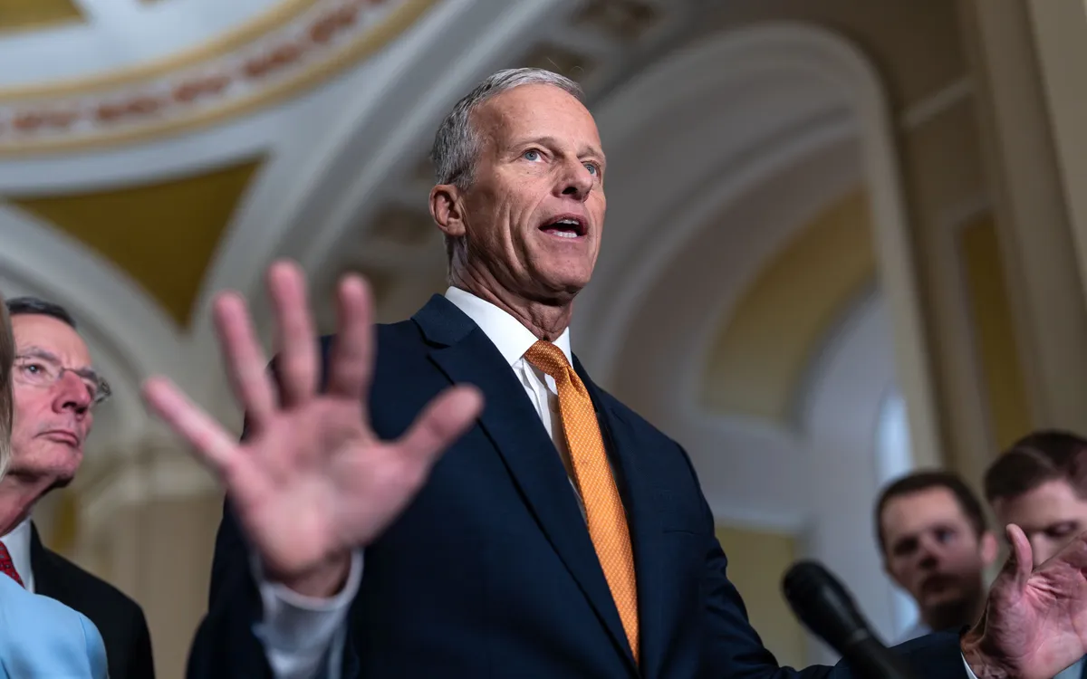 Lãnh đạo phe đa số tại Thượng viện John Thune phát biểu với các phóng viên sau cuộc họp kín của các Thượng nghị sĩ đảng Cộng hòa vào ngày thứ 28 chính phủ Mỹ đóng cửa (Ảnh: AP)