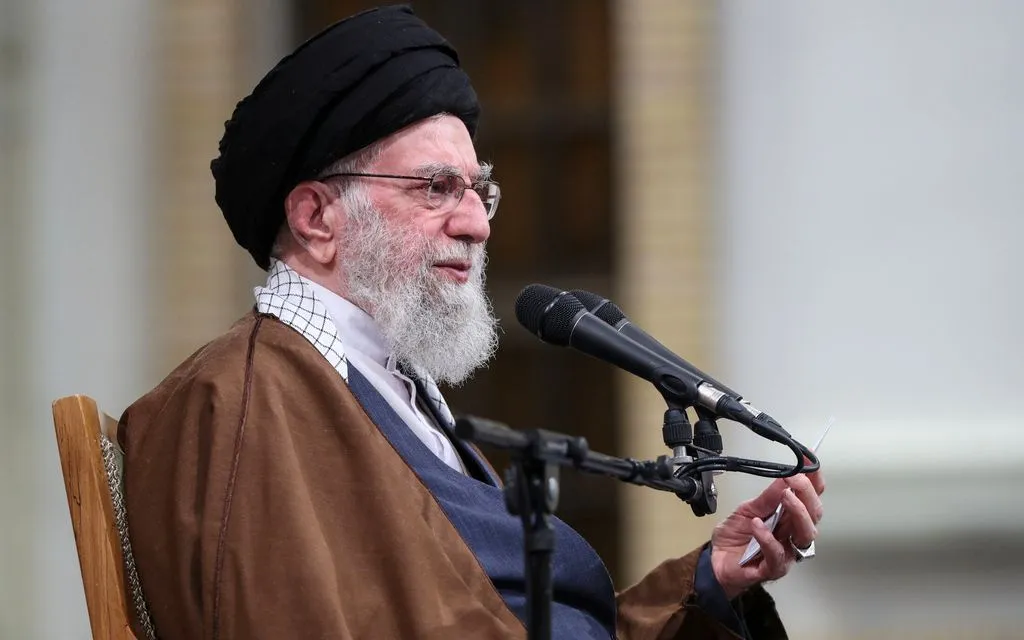 Lãnh tụ tối cao Iran Ali Khamenei phát biểu trong cuộc gặp với sinh viên tại Tehran, Iran, ngày 3/11/2025. (Ảnh: Văn phòng Lãnh tụ Tối cao Iran/AP)