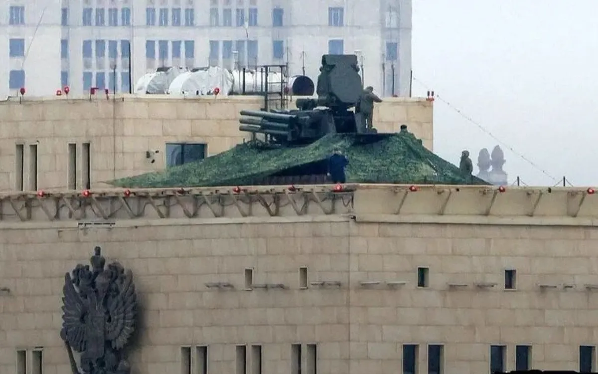 Hệ thống phòng không Pantsir-S1 được lắp đặt trên nóc một tòa nhà ở trung tâm thủ đô Moscow (Ảnh: OSINT/Mark Krutov)