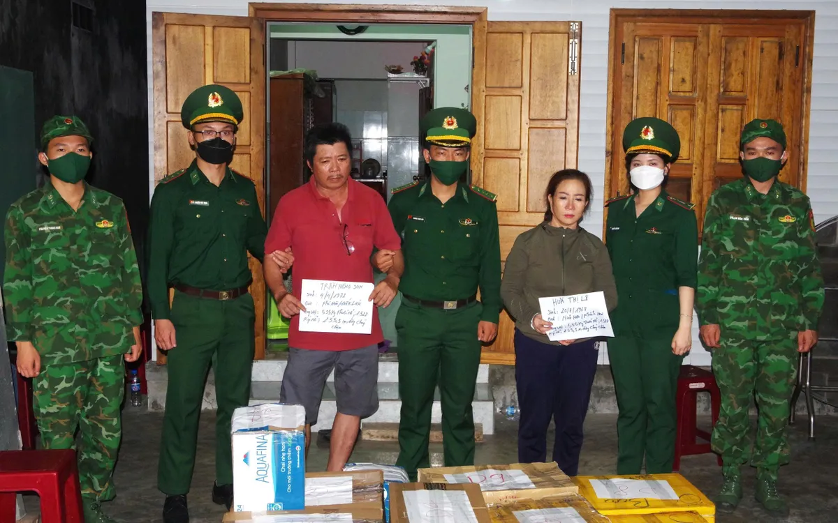 Hai đối tượng Hứa Thị Lê, Trần Hồng Son và tang vật vụ án.