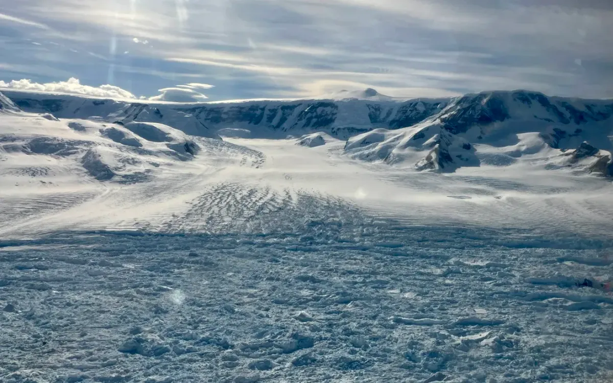 Sông băng Hektoria trong chuyến khảo sát thực địa tháng 2/2024, tiếp tục tách ra các tảng băng lớn trôi ra biển (Ảnh: Naomi Ochwat)