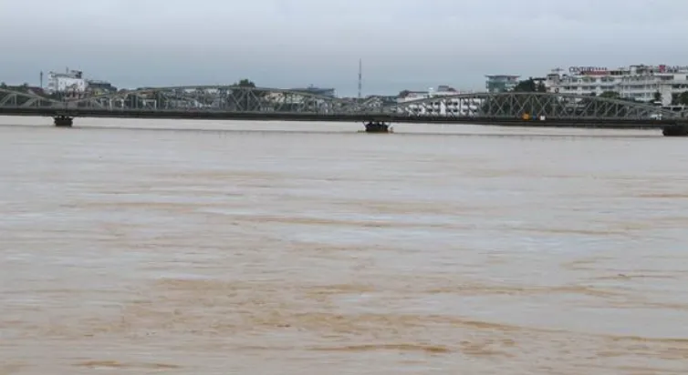 Nước lũ rút chậm, hơn 54.600 ngôi nhà ở Huế vẫn ngập, hàng chục điểm sạt lở- Ảnh 2.