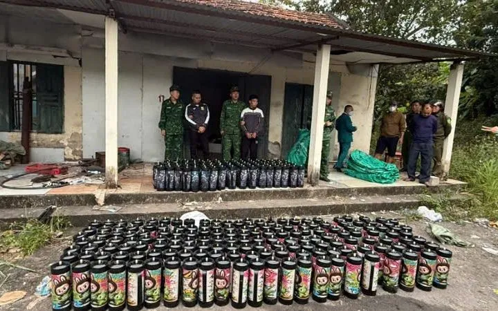 Các đối tượng cùng tang vật bị Bộ đội Biên phòng Quảng Ninh bắt giữ.