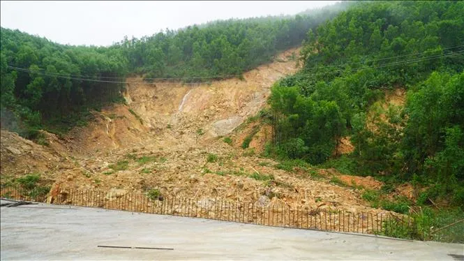 Nước lũ rút chậm, hơn 54.600 ngôi nhà ở Huế vẫn ngập, hàng chục điểm sạt lở- Ảnh 3.