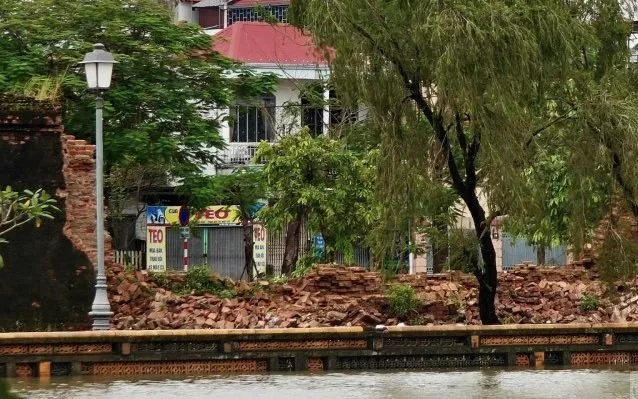 Đoạn tường thành bị đổ nên từ Đại Nội có thể nhìn thấy dãy nhà bên đường Đặng Thái Thân. Ảnh: Nhân Dân