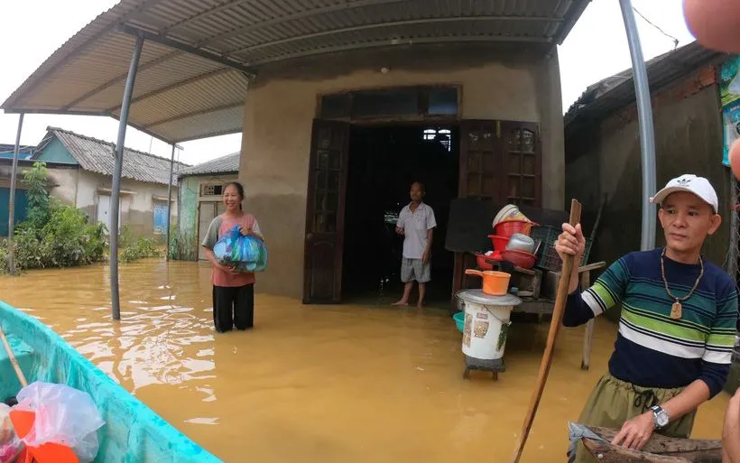 Người dân phường Dương Nỗ (Huế) vẫn chịu cảnh ngập sâu và chuẩn bị đón đợt mưa lũ mới. 