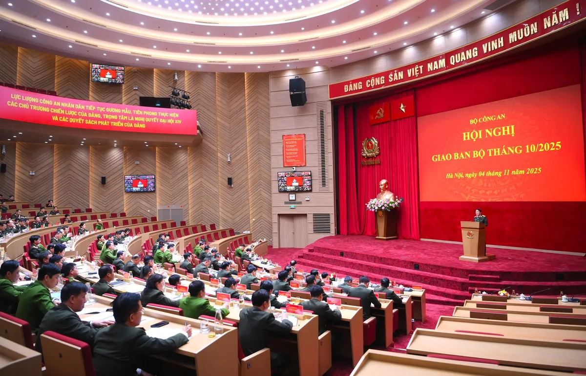 Bộ Công an phát động phong trào thi đua Ba nhất "Kỷ luật nhất - Trung thành nhất - Gần dân nhất" - Ảnh 1.