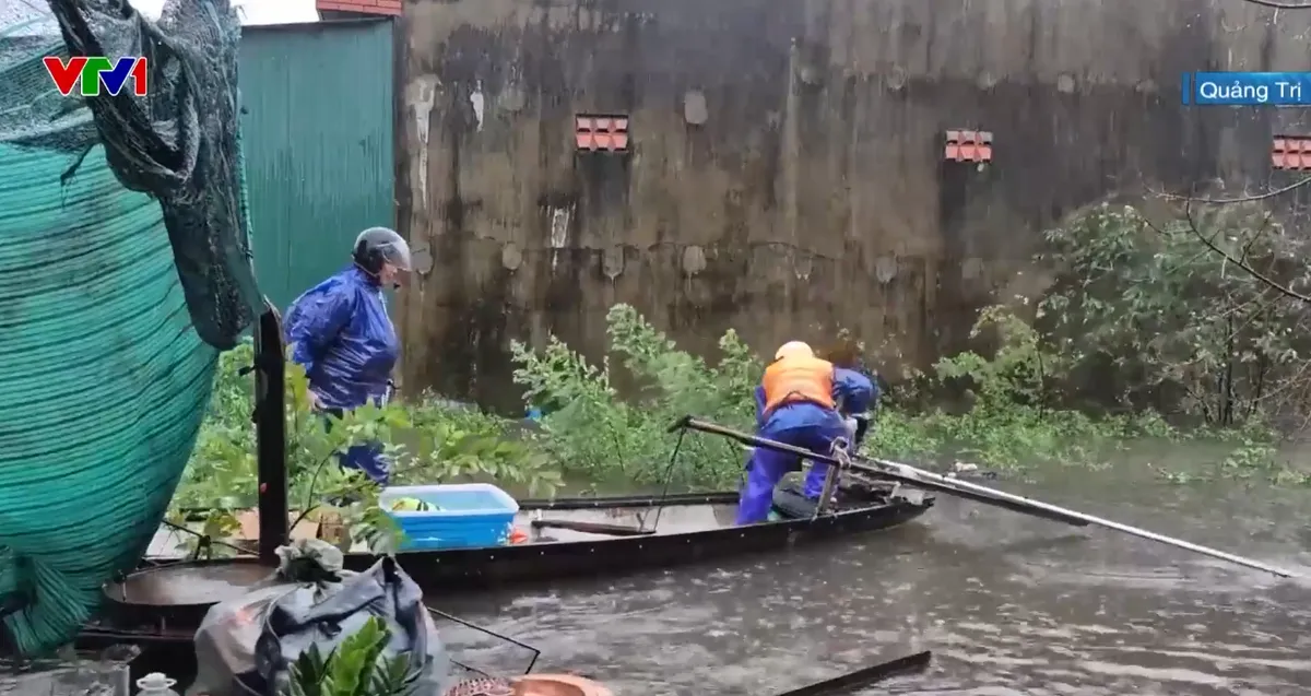 Quảng Trị sơ tán hơn 1.100 nhân khẩu vùng ngập lụt đến nơi an toàn - Ảnh 1.