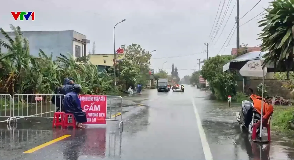 Quảng Trị sơ tán hơn 1.100 nhân khẩu vùng ngập lụt đến nơi an toàn - Ảnh 2.