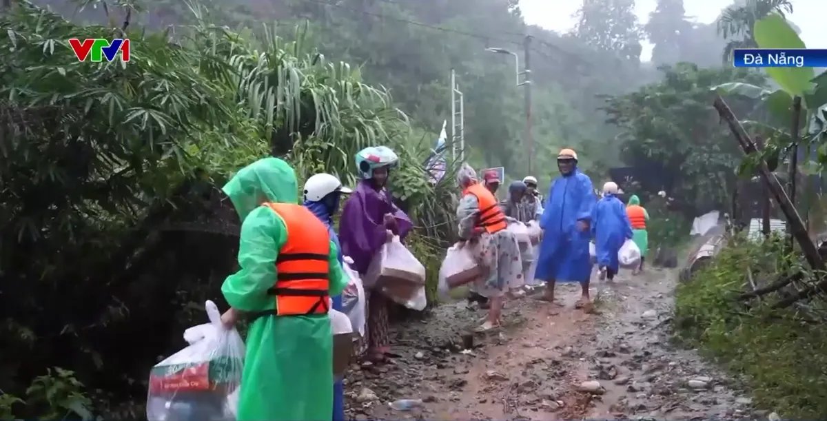 Ấm áp những tấm lòng nghĩa tình với người dân vùng lũ- Ảnh 1. Ấm áp những tấm lòng nghĩa tình với người dân vùng lũ- Ảnh 1.