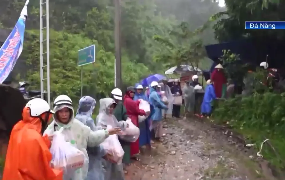 Ấm áp những tấm lòng nghĩa tình với người dân vùng lũ- Ảnh 2. Ấm áp những tấm lòng nghĩa tình với người dân vùng lũ- Ảnh 2.