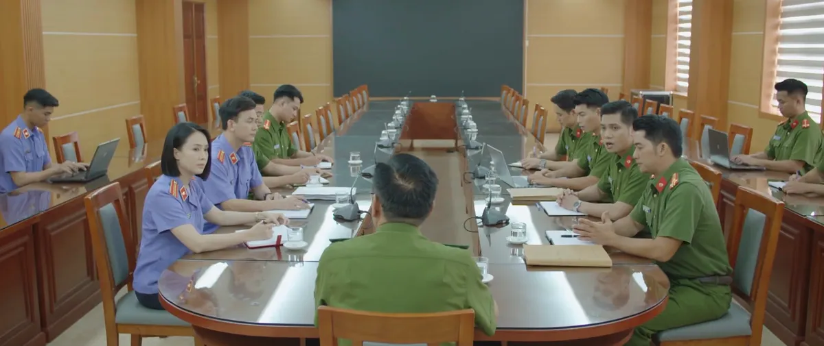 Lằn ranh - Tập 4: Ông Sách khó xử vì sếp cũ nhờ vả "kiếm ghế" - Ảnh 1.