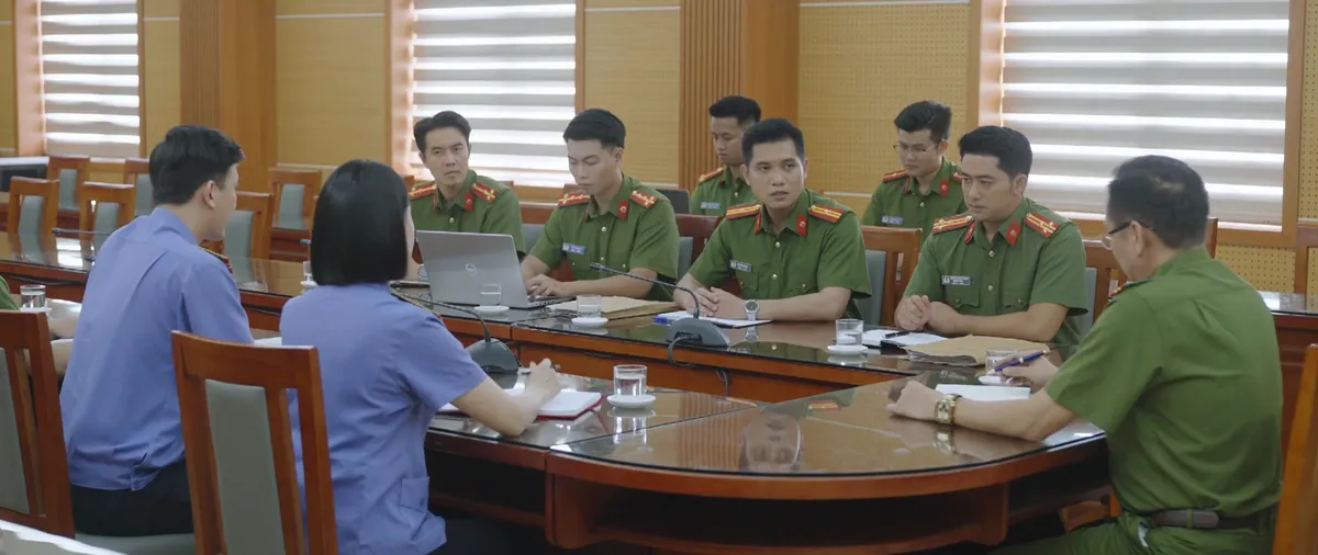 Lằn ranh - Tập 4: Ông Sách khó xử vì sếp cũ nhờ vả "kiếm ghế" - Ảnh 2.