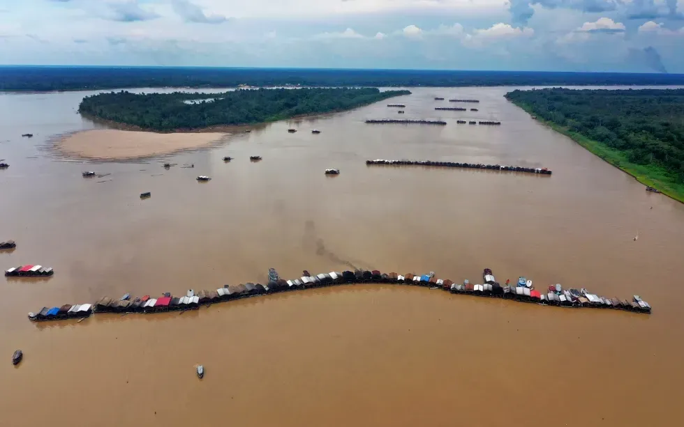 Các tàu nạo vét khai thác vàng trái phép trên sông Madeira, bang Amazonas, Brazil, ngày 25/11/2021 (Ảnh: AP)