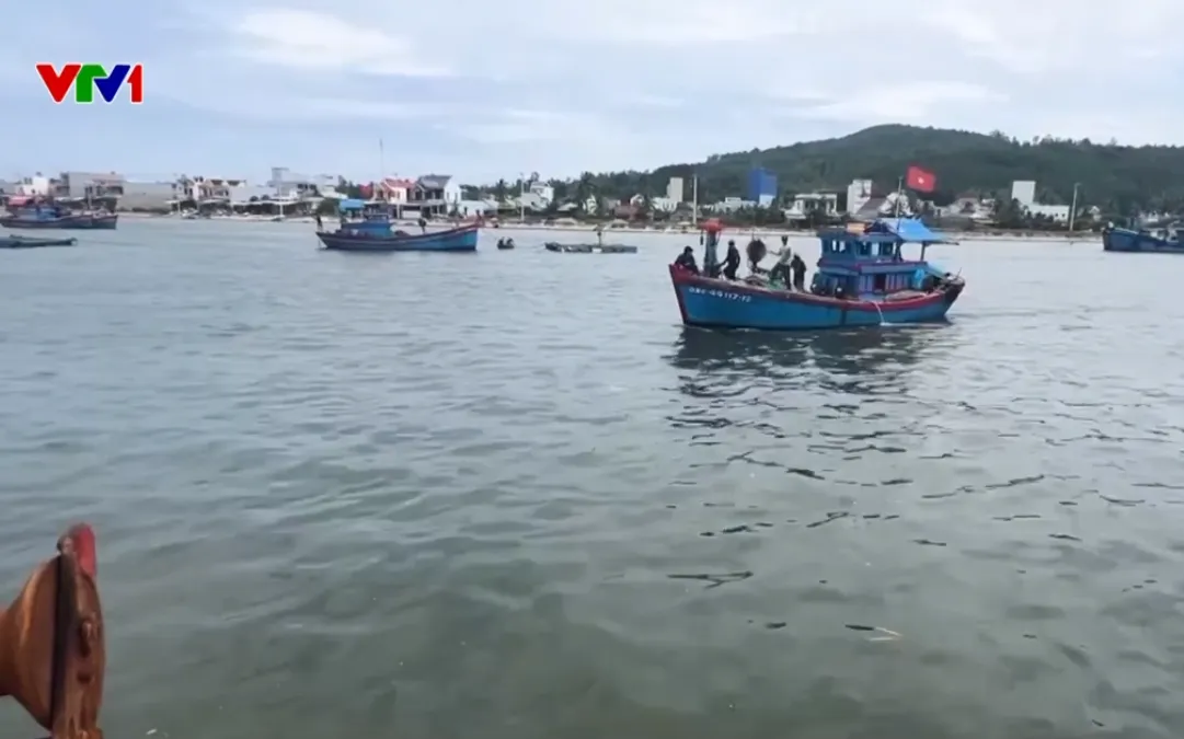 Miền Trung khẩn trương ứng phó bão Kalmaegi sau những ngày oằn mình vì lũ- Ảnh 3.