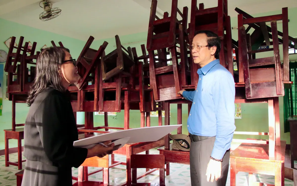 Thứ trưởng Phạm Ngọc Thưởng kiểm tra phòng học Trường Tiểu học Nguyễn Công Sáu (xã Đại Lộc, Đà Nẵng).
