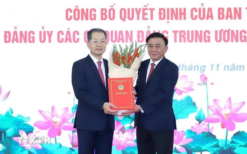Ông Trần Cẩm Tú, Ủy viên Bộ Chính trị, Thường trực Ban Bí thư, Bí thư Đảng ủy các cơ quan Đảng Trung ương trao quyết định chỉ định Bí thư Đảng ủy Tòa án Nhân dân Tối cao nhiệm kỳ 2025-2030 cho ông Nguyễn Văn Quảng. 