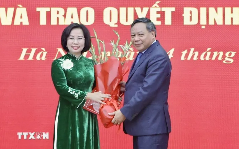 Phó Bí thư Thường trực Thành ủy Hà Nội Nguyễn Văn Phong tặng hoa, chúc mừng bà Bùi Huyền Mai được chỉ định giữ chức vụ Bí thư Đảng ủy MTTQ Việt Nam thành phố Hà Nội nhiệm kỳ 2025-2030. (Ảnh: Minh Nghĩa/TTXVN)