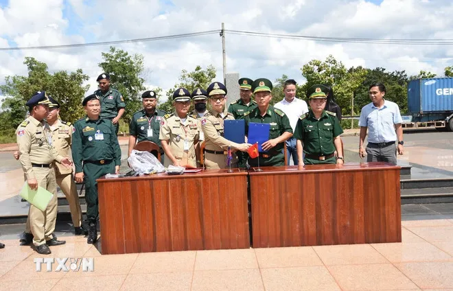 Lực lượng chức năng Việt Nam và Campuchia hoàn tất các thủ tục trao trả công dân.