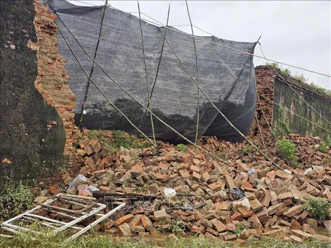 Mưa lũ làm một đoạn tường Hoàng thành Huế bị sập - Ảnh 1.