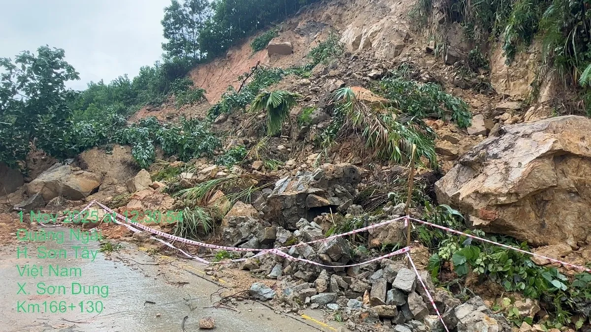 39 vị trí tắc đường đang được xử lý, nhiều tuyến huyết mạch đã thông trở lại sau mưa lũ - Ảnh 1.