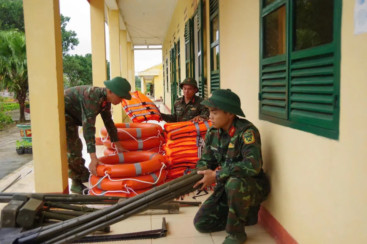 Sư đoàn 315 triển khai công tác ứng phó bão số 13 Kalmaegi - Ảnh 2.