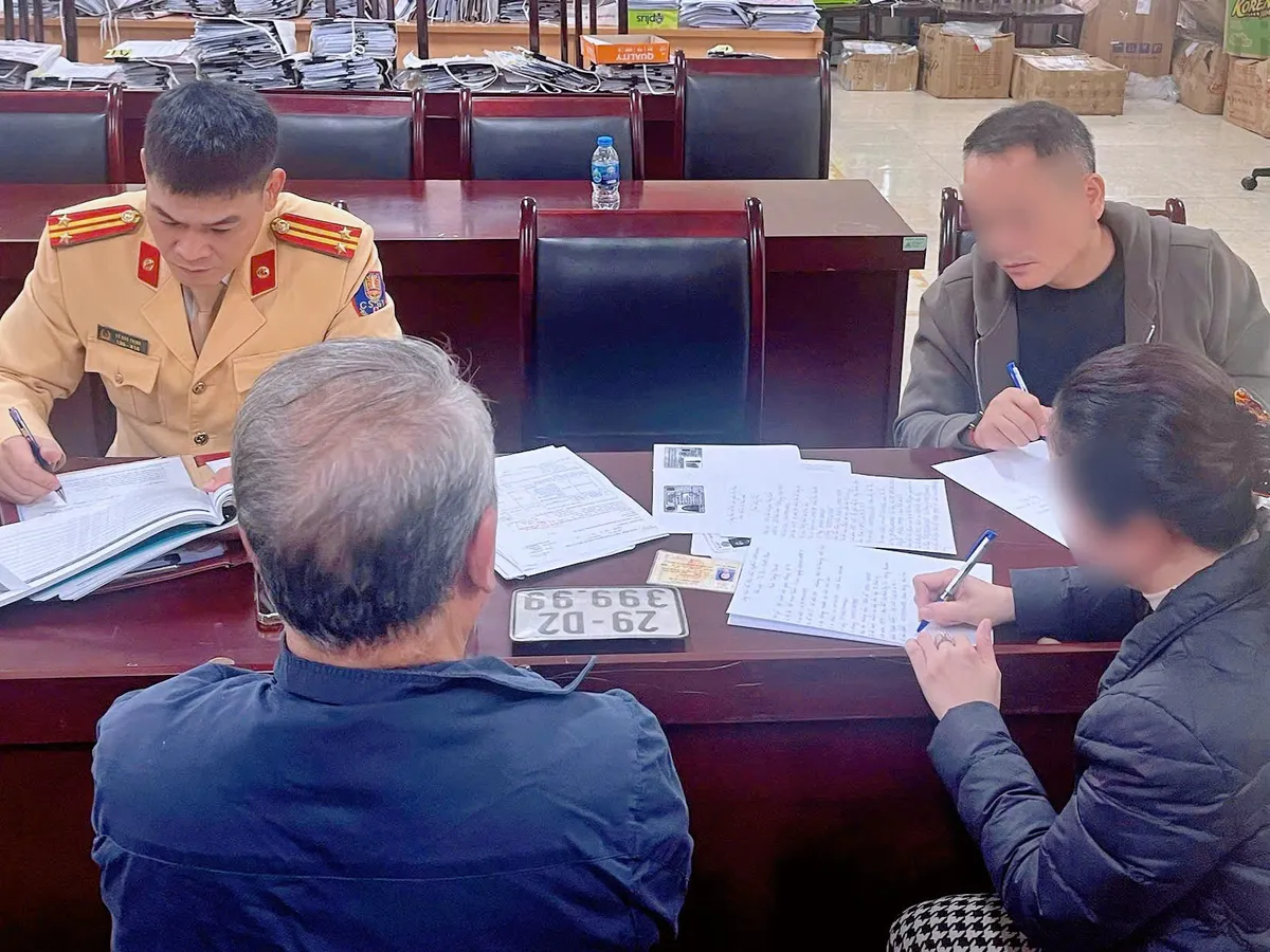 Hà Nội: Xác minh, xử lý trường hợp 2 xe mô tô gắn cùng một biển kiểm soát - Ảnh 2.