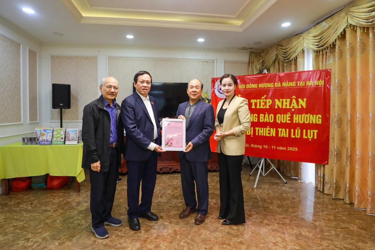 Hội đồng hương Đà Nẵng tại Hà Nội đã tiếp nhận nhiều sự ủng hộ đồng bào vùng lũ - Ảnh 1.